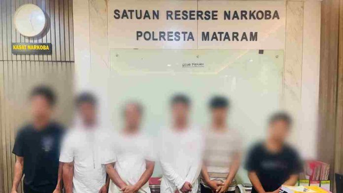 Logopit_1770874060701 Enam tersangka narkoba diamankan di kantor Satuan Reserse Narkoba Polresta Mataram.
