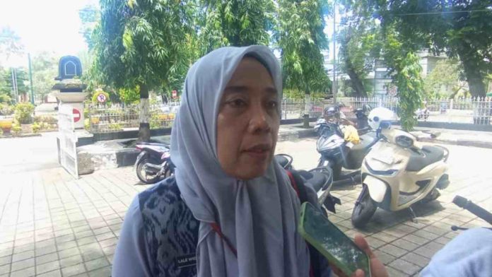 Kepala Dinas PUPR Mataram Lale Widiahning memberikan keterangan pers terkait proyek kolam retensi banjir.