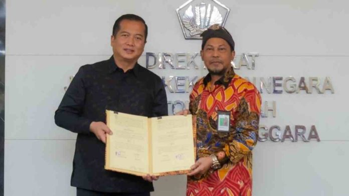 Gubernur NTB Lalu Muhamad Iqbal dan Sudarsono DJKN berfoto memegang dokumen perjanjian kerja sama aset daerah.