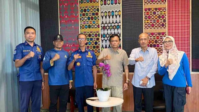 Bupati Lombok Tengah H. Lalu Pathul Bahri bersama petugas Damkar dalam kesepakatan penanganan kebakaran perbatasan.