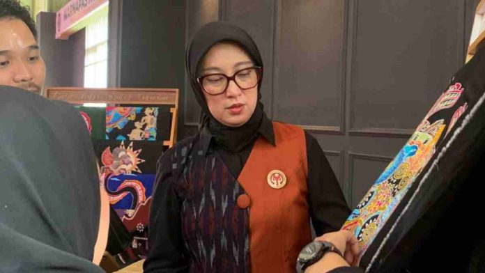 Sinta Agathia Iqbal meninjau produk batik warga binaan Lapas Lombok Barat untuk kemandirian ekonomi.