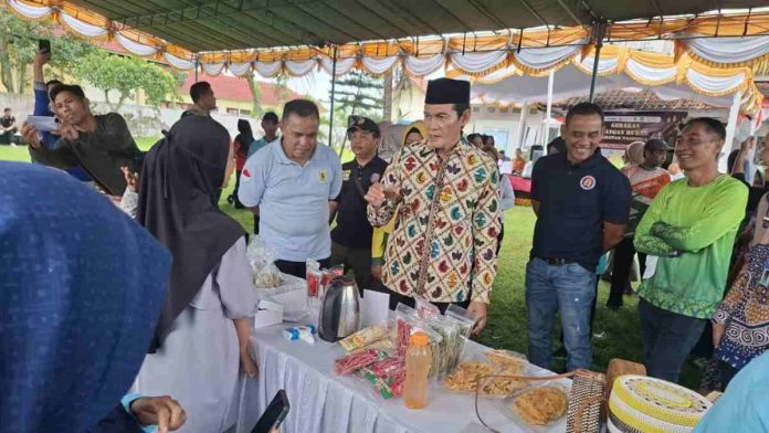 Logopit_1771037560563 Wakil Bupati H.M. Nursiah meninjau stok sembako pada Gerakan Pangan Murah Lombok Tengah.