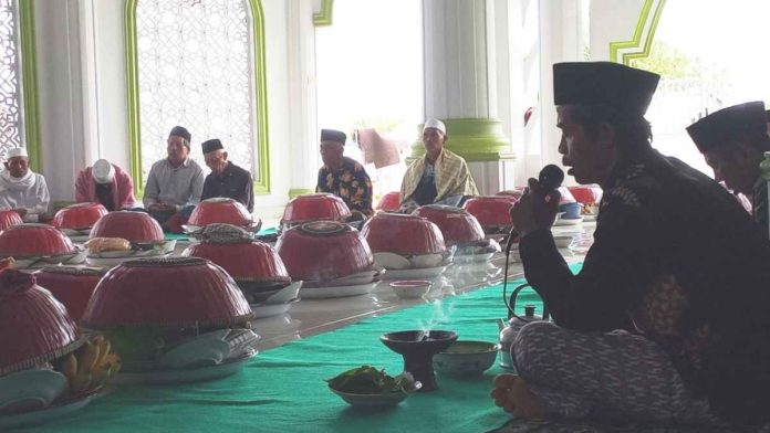 Warga duduk melingkari dulang di masjid