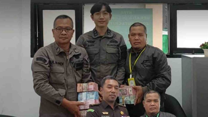 Terdakwa Salmukin titipkan uang pengganti korupsi Chromebook Rp 500 juta di kantor Kejari Lombok Timur.