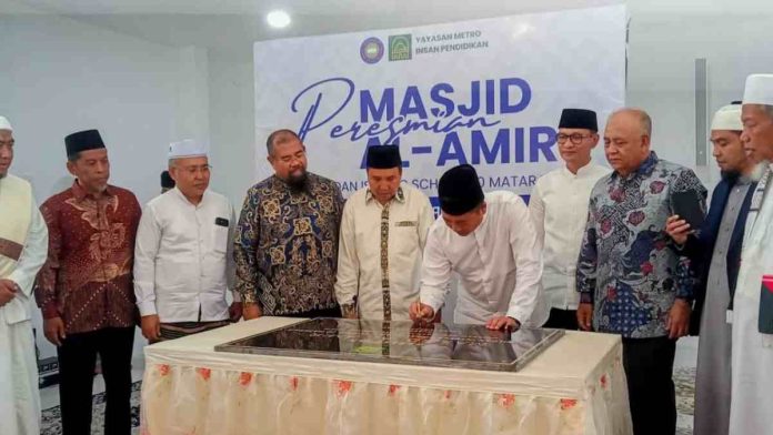 Gubernur NTB Lalu Muhamad Iqbal tanda tangani prasasti peresmian Masjid Al-Amir Al Wildan Mataram disaksikan Wali Kota Mataram H. Mohan Roliskana.
