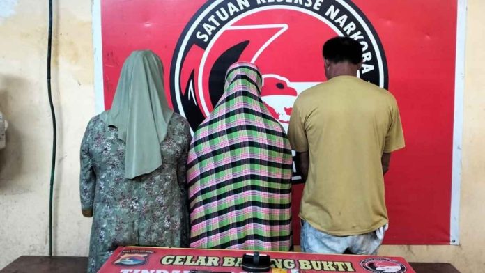 Logopit_1771200374202 Terduga pelaku penyalahgunaan narkotika di Bima Kota saat digiring petugas kepolisian Polda NTB beserta sitaan paket klip sabu sebagai barang bukti.
