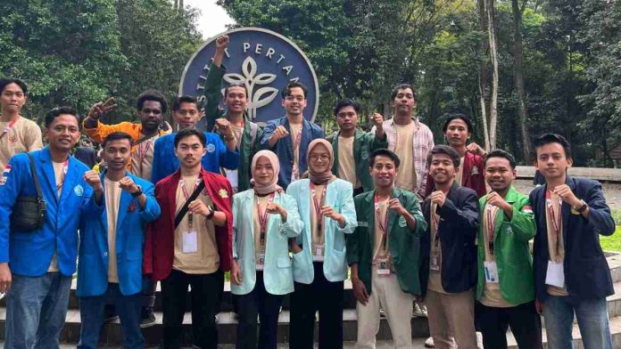 Logopit_1771238813055 Sekelompok mahasiswa pengurus BEM SI Bali-Nusra berfoto bersama mengenakan almamater berbagai warna sebagai bentuk solidaritas mengawal keadilan program KIP-K.