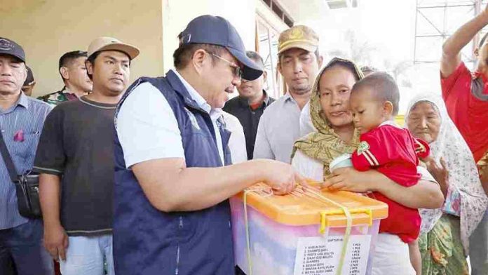 Bupati LAZ bantu nelayan Batu Layar dengan menyerahkan bantuan logistik darurat untuk keluarga terdampak cuaca ekstrem di Lombok Barat.