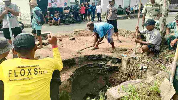 Warga Lombok Timur bongkar paksa jalan provinsi di Batu Belek demi memperbaiki irigasi tersumbat.