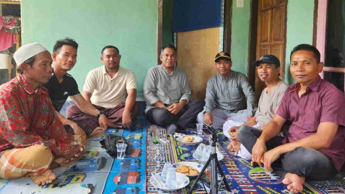 Pemprov NTB Pertemuan perwakilan Pemerintah Provinsi NTB dengan warga dan tokoh masyarakat di teras rumah untuk klarifikasi data lapangan.