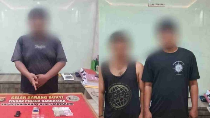 Logopit_1771325224484 Tiga orang tersangka pria dengan wajah diburamkan berdiri di depan meja gelar perkara Satresnarkoba Polresta Mataram. Di atas meja merah terlihat barang bukti berupa paket shabu dalam klip plastik, uang tunai, dan alat timbangan elektrik.