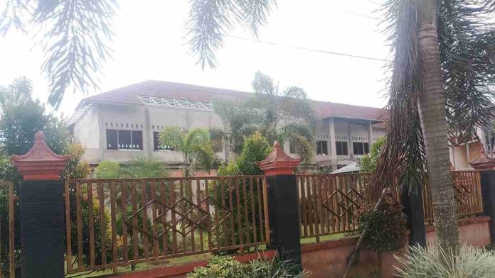 Gedung bertingkat SMAN 1 Sikur yang belum selesai pembangunannya, terlihat rangka atap yang masih terbuka dan lingkungan proyek yang sepi.