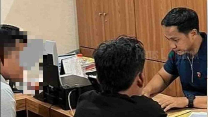 Penyidik kepolisian berbaju biru sedang menginterogasi terduga pelaku pengerusakan fasilitas sekolah di dalam ruang pemeriksaan Polres Lombok Timur.
