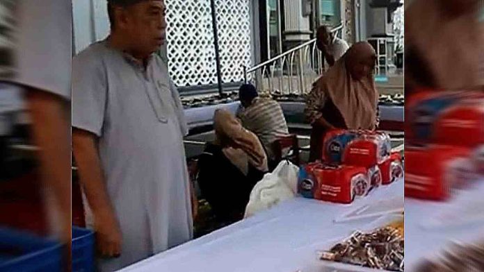 Logopit_1771532795031 Suasana persiapan pembagian takjil gratis di halaman Masjid Subulussalam Pancor Lombok Timur selama bulan Ramadan.