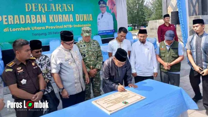 Bupati Najmul Akhyar meneken prasasti Deklarasi Kurma Dunia.