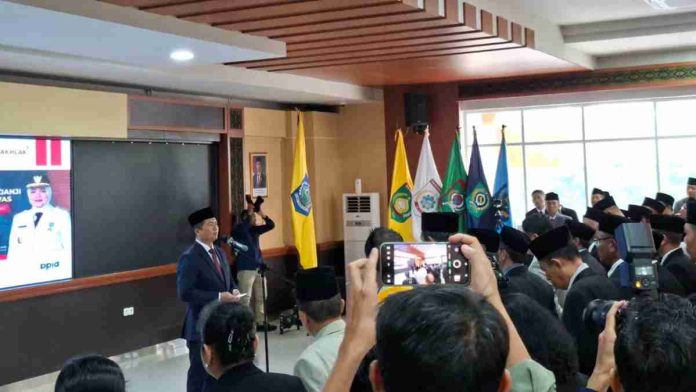 Opini Suasana pelantikan atau pengarahan ASN oleh Gubernur NTB di sebuah ruangan formal untuk memperkuat sistem meritokrasi birokrasi NTB.