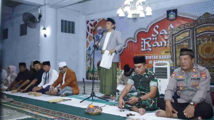Fathul Bahri,JPG Bupati Lombok Tengah Lalu Pathul Bahri berdiri memberikan pidato di hadapan jamaah dan jajaran TNI-Polri saat Safari Ramadhan.