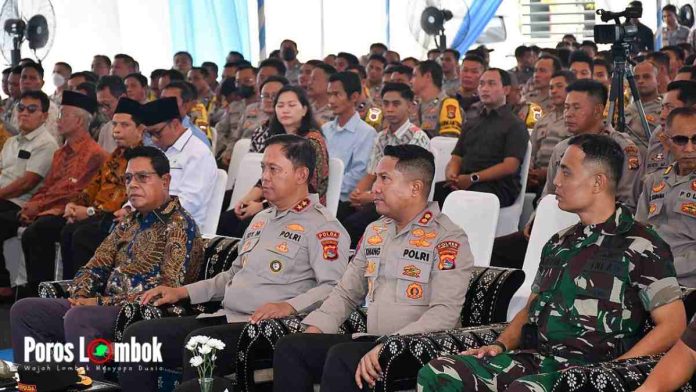 Logopit_1771680638781 Foto barisan depan pejabat tinggi dalam acara peresmian di Lombok Timur. Terlihat Kapolda NTB Irjen Pol Edi Murboyo mengenakan seragam Polri, Bupati H. Haerul Warisin berbaju batik, serta personel TNI dan Polri yang duduk bersama di kursi sofa hitam bermotif. Di latar belakang, tampak puluhan anggota kepolisian dan tamu undangan mengikuti jalannya acara dengan khidmat.