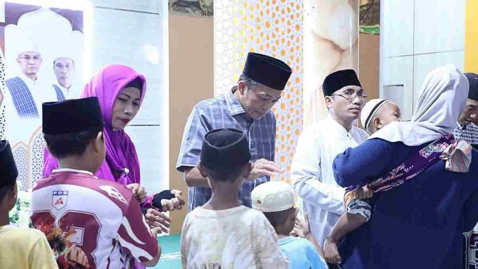 Bupati Lombok Tengah H. Lalu Pathul Bahri memberikan santunan kepada anak yatim saat kegiatan Safari Ramadhan 1447 H di Masjid Hidayaturrahman Desa Mujur.