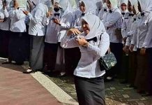 Suka cita Terima SK, Namun Gaji PPPK Paruh Waktu Lotim Masih Berduka Seorang guru perempuan berseragam putih hitam tampak berjoget bahagia merayakan penerimaan SK PPPK di Lombok Timur.