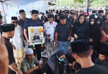 Ribuan Pelayat Antar Pemakaman Dokter Jack di TPU Karang Medain Mataram