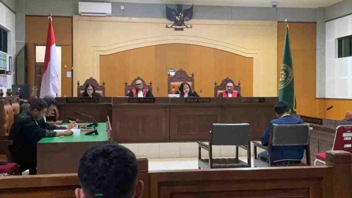 Suasana ruang sidang Pengadilan Negeri Mataram, menampilkan empat majelis hakim di meja hijau dan terdakwa yang duduk menghadap hakim saat mendengarkan tanggapan jaksa.