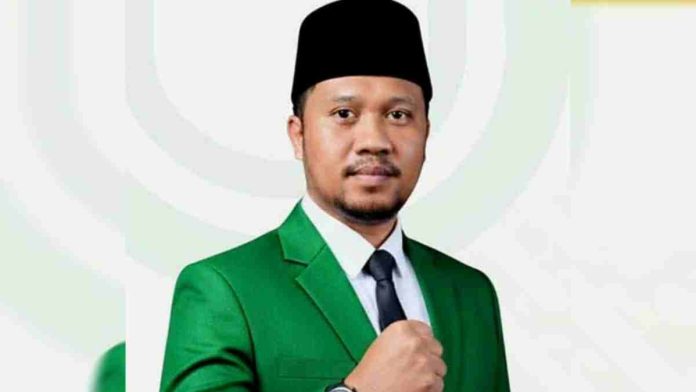 M Zainul Mukhtar Firdaus Ketua PD Pemuda NW Kota Mataram berbaju hijau dan peci hitam.