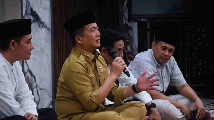 Gubernur NTB HL Muhamad Iqbal berbicara menggunakan mikrofon dalam acara buka puasa bersama pelaku bisnis di Pendopo Gubernur.