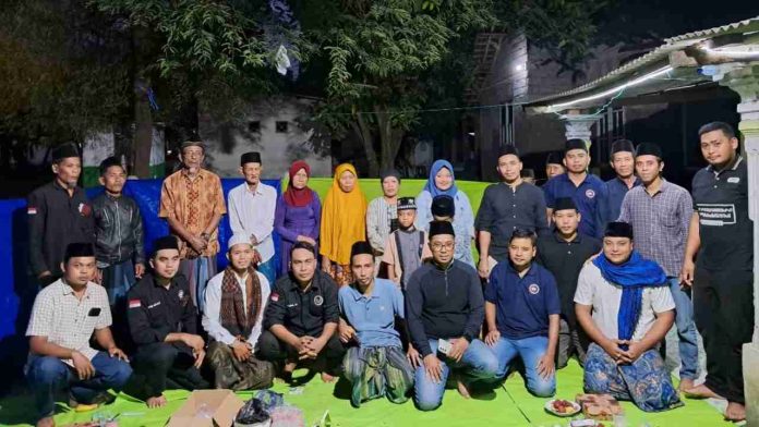 Foto bersama pengurus Yayasan Gawah Lauk Lombok dengan penerima santunan anak yatim dan lansia di Jerowaru Lombok Timur.