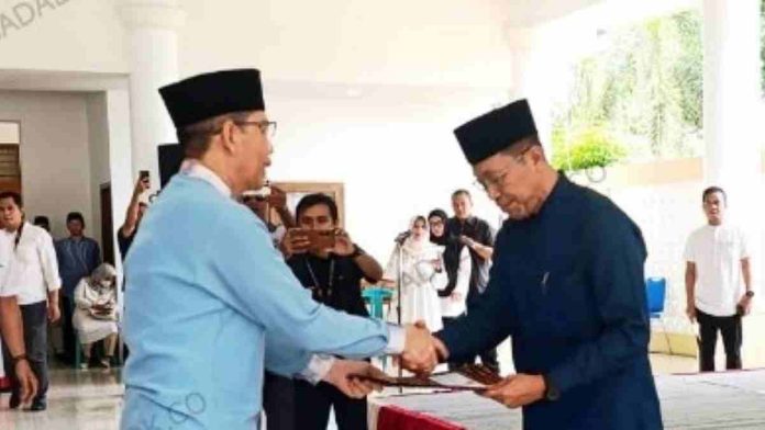 Momen penyerahan SK Perpanjangan Tugas oleh Wakil Bupati Lombok Timur kepada HM Juaini Taofik yang mengenakan seragam dinas lengkap di hadapan jajaran Forkopimda dan kepala OPD.