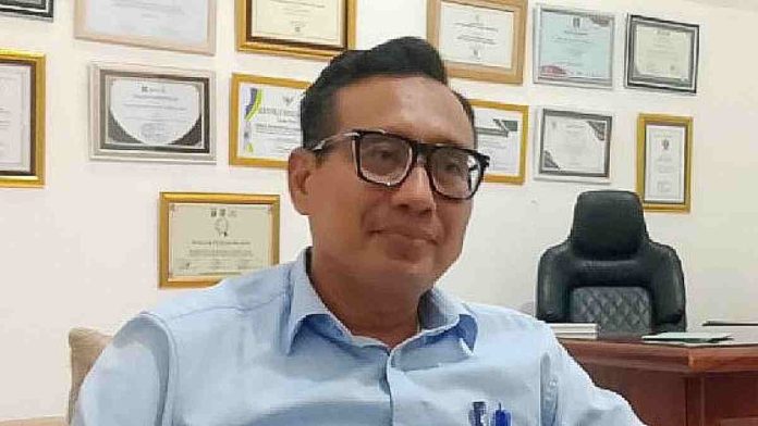Kepala Dinas Kesehatan Lombok Timur Lalu Aries Fahrozi sedang memberikan keterangan pers terkait kesiapan tenaga medis, ketersediaan ambulans, dan pembukaan posko kesehatan mudik 2026.
