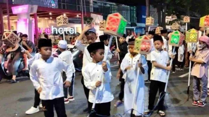 Ribuan umat Muslim Mataram meriahkan malam takbiran 1447 H, Jumat (20/3). (dok:istimewa / PorosLombok)
