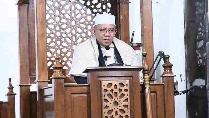 Bupati Lombok Utara Najmul Akhyar memberikan sambutan Idul Fitri 1447 Hijriah di atas mimbar kayu ukir Masjid Agung Baiturrahim Tanjung.