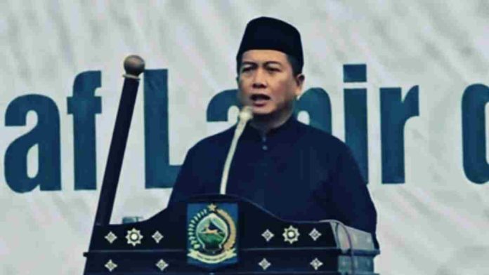 Gubernur NTB Lalu Muhamad Iqbal memberikan sambutan Idul Fitri 1447 Hijriah di podium berlogo Provinsi NTB.