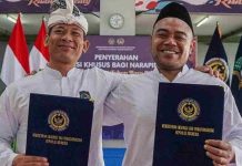 Seribuan Napi Lapas Lombok Barat Terima Remisi Lebaran dan Nyepi 2026 Dua warga binaan Lapas Lombok Barat tersenyum memegang map biru berisi surat keputusan remisi khusus dari Kemenkumham.
