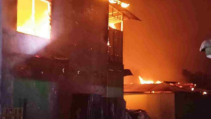 Suasana mencekam api melalap permukiman padat penduduk di Desa Kalimango Kecamatan Alas Sumbawa pada malam hari.