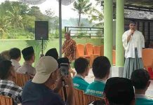 LPK ARK Jinzai Lombok Tengah Beri Dana Talangan Peserta Kerja ke Jepang Senmu memberikan sambutan di depan calon tenaga kerja Jepang dalam acara LPK ARK Jinzai di Lombok Tengah.