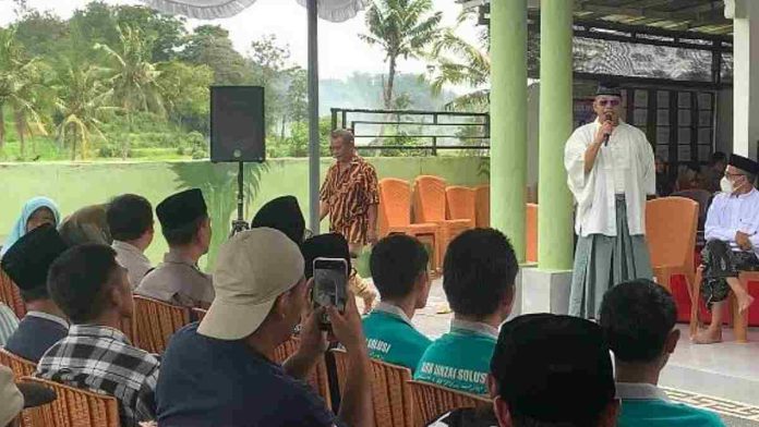 Senmu memberikan sambutan di depan calon tenaga kerja Jepang dalam acara LPK ARK Jinzai di Lombok Tengah.