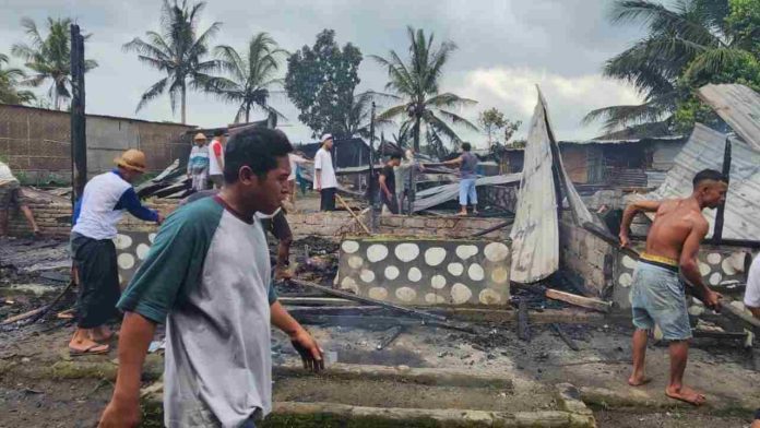 puing-puing bangunan asrama putra Pondok Pesantren Safinatunnaja NW pasca kebakaran besar di Lombok Tengah.