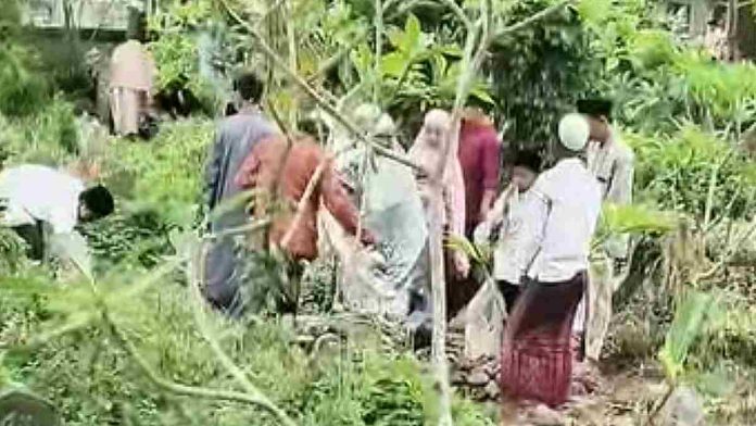 Ratusan warga melakukan ziarah kubur dan menabur bunga di pemakaman umum wilayah Suralaga Lombok Timur pasca-Lebaran.