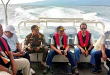 Lombok Barat Pantau Wisatawan Senggigi, Bupati LAZ Turun Langsung ke Laut Bupati Lombok Barat HL Ahmad Zaini bersama jajaran pejabat OPD mengenakan rompi pelampung merah saat memantau situasi pesisir pantai menggunakan speedboat di perairan Senggigi.
