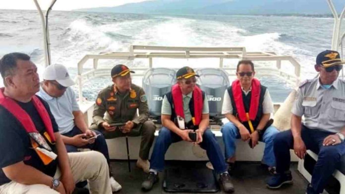 Bupati Lombok Barat HL Ahmad Zaini bersama jajaran pejabat OPD mengenakan rompi pelampung merah saat memantau situasi pesisir pantai menggunakan speedboat di perairan Senggigi.