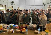 Muazzim Akbar dan BBPOM Mataram Bongkar Bahaya Obat Ilegal di Lingsar Sekelompok orang berfoto bersama di dalam ruangan, berpose menunjuk dengan satu jari. Di depan mereka terdapat meja penuh sampel produk obat, kosmetik, dan makanan hasil pengawasan.