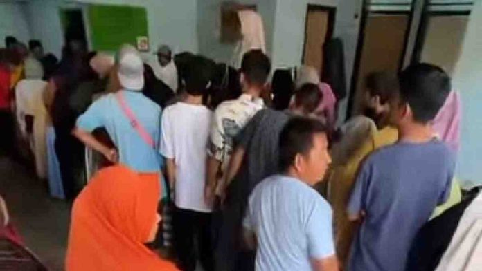 Suasana antrean warga di dalam ruangan yang sedang menunggu giliran untuk mendapatkan distribusi gas elpiji 3 kg bersubsidi.