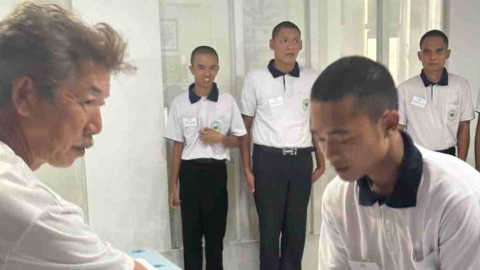 Sesi wawancara kerja antara penguji asal Jepang dengan beberapa pemuda Indonesia berbaju putih yang sedang berdiri tegap mengikuti seleksi magang.