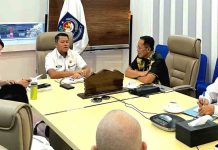 Sekda Lombok Timur Konsultasi Masa Jabatan Kades ke Kemendagri Pertemuan formal antara Sekda Lombok Timur dengan pejabat kementerian di sebuah ruang rapat, membahas koordinasi regulasi pemerintahan desa.