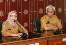 Bapenda NTB Siapkan Undian Emas Bagi Wajib Pajak Taat Tahun 2026 Suasana seleksi tenaga kerja di mana seorang pria penguji asal Jepang sedang memberikan instruksi kepada empat pemuda Indonesia yang berdiri tegap mengenakan seragam putih.