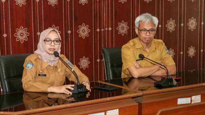 Suasana seleksi tenaga kerja di mana seorang pria penguji asal Jepang sedang memberikan instruksi kepada empat pemuda Indonesia yang berdiri tegap mengenakan seragam putih.