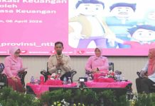 Bhayangkari NTB Dorong Literasi Digital dan Keuangan Lewat Webinar Generasi AI Panel diskusi webinar di atas panggung; narasumber pria sedang berbicara di antara pengurus Bhayangkari dengan latar belakang layar besar bertema edukasi keuangan.