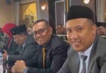 Gufron Minta Rencana Perubahan Nama Sekolah di Mataram Dievaluasi Ahmad Azhari Gufron (tengah) bersama rekan anggota dewan lainnya mengenakan jas formal dan peci hitam duduk dalam sebuah acara resmi di gedung DPRD.
